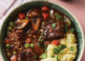 Beef And Mushroom Stew with Mashed Potatoes Beef & Mushroom Stew