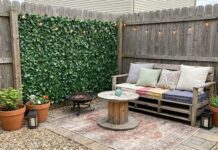 10 Cheap Backyard Privacy Ideas Under $100 (2026): Affordable & Stylish Solutions A budget-friendly backyard setup featuring a faux ivy privacy screen attached to an existing fence.