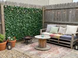 10 Cheap Backyard Privacy Ideas Under $100 (2026): Affordable & Stylish Solutions A budget-friendly backyard setup featuring a faux ivy privacy screen attached to an existing fence.