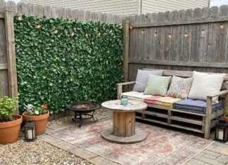 10 Cheap Backyard Privacy Ideas Under $100 (2026): Affordable & Stylish Solutions A budget-friendly backyard setup featuring a faux ivy privacy screen attached to an existing fence.