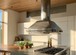 Ducted vs Ductless Range Hood (2026): My DIY Verdict A visual comparison between a ducted range hood venting outside and a ductless recirculating range hood in a modern kitchen.